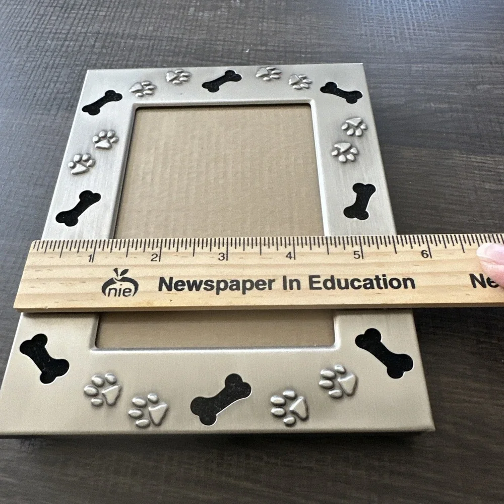 Green-Tree Gallery Stamped Metal Eisel Photo Frame Dog Paws & Bones for 3X5